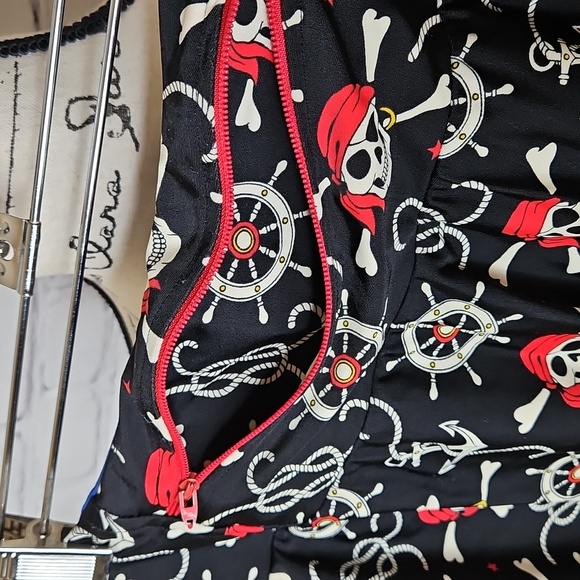 iGlow Running Pirate Athletic Skort Size Medium - Picture 3 of 7